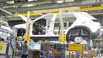 Ilustrasi pabrik industri otomotif