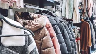 Ilustrasi thrift shop baju preloved impor bekas
