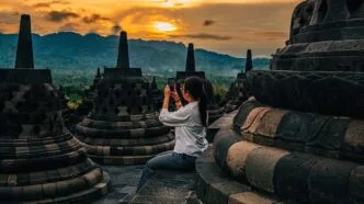 Keindahan dramatis sunset di borobudur