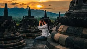 Keindahan dramatis sunset di borobudur