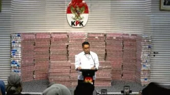 Kpk pamerkan uang rp300 miliar