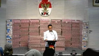 Kpk pamerkan uang rp300 miliar