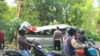 Mobil toyota hiace pengangkut turis yang mengalami lakalantas maut di jalan singaraja denpasar
