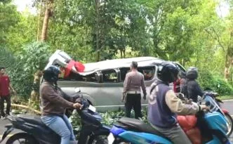 Mobil toyota hiace pengangkut turis yang mengalami lakalantas maut di jalan singaraja denpasar