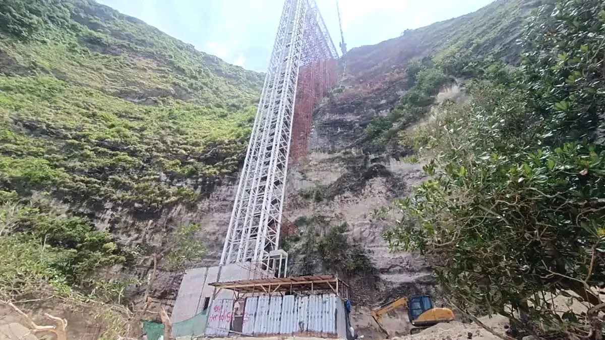 Pembangunan lift kaca di pantai kelingking dihentikan