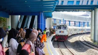 Penumpang Kereta Menunggu di Peron