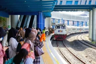 Penumpang Kereta Menunggu di Peron