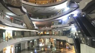 Suasana salah satu mall yang sangat sepi di jakarta