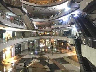 Suasana salah satu mall yang sangat sepi di jakarta
