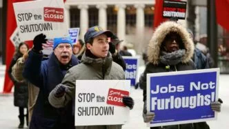 Government Shutdown AS Capai Hari ke-35 Rekor Terpanjang dalam Sejarah Amerika, Ekonomi Terancam Rugi Miliaran Dolar Us shutdown protest