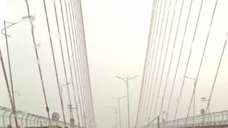 Tiang PJU Jembatan Suramadu Roboh Diterjang Angin Kencang, Arus Lalu Lintas Tersendat Angin Kencang dan Hujan Lebat Rusak Infrastruktur Jembatan Suramadu dan Dermaga Pantai Rindu