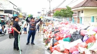 Bau Menyengat Sampah Tangsel Ditekan dengan Terpal dan Cairan Ramah Lingkungan