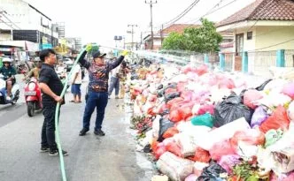Bau Menyengat Sampah Tangsel Ditekan dengan Terpal dan Cairan Ramah Lingkungan