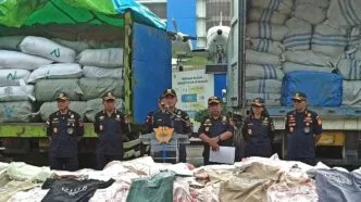 Bea Cukai Amankan 3 Kontainer Pakaian Impor Ilegal