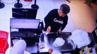 Viral Ludahi Kasir, Amal Said Akui Khilaf: Karier Dosen 33 Tahun Terancam Hancur Dosen UIM Amal Said Akui Khilaf usai Viral Ludahi Kasir Swalayan