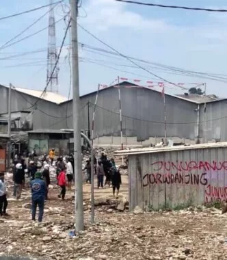 Konflik Lahan Sukahaji Bandung Berujung Bentrok, Ribuan Warga Waswas Digusur Dua Kelompok Massa Bentrok di Sukahaji Bandung, Warga Dilanda Ketakutan