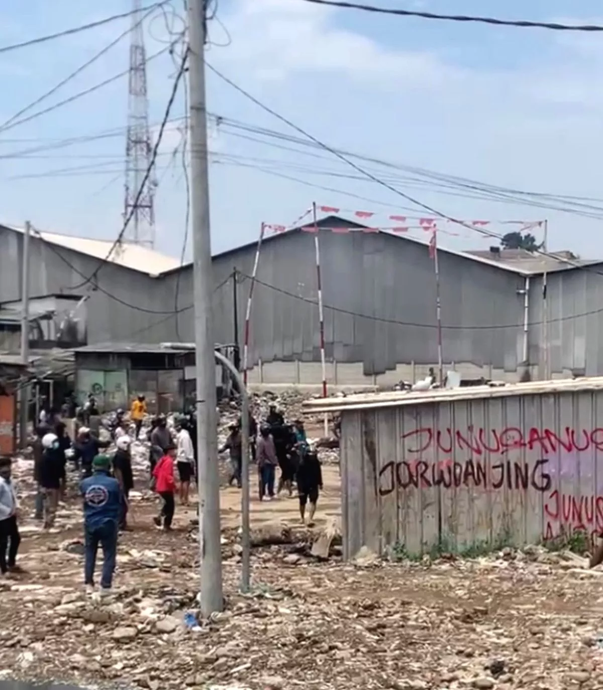 Konflik Lahan Sukahaji Bandung Berujung Bentrok, Ribuan Warga Waswas Digusur Dua Kelompok Massa Bentrok di Sukahaji Bandung, Warga Dilanda Ketakutan