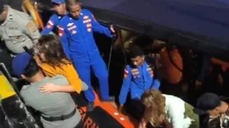 Evakuasi korban selamat kapal Pinisi KM Putri Sakinah yang Tenggelam di Selat Pulau Padar