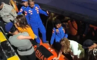 Evakuasi korban selamat kapal Pinisi KM Putri Sakinah yang Tenggelam di Selat Pulau Padar