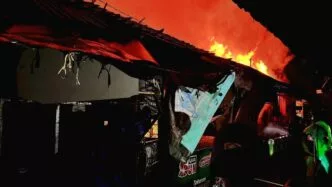 Api Mengamuk di Pasar Lemahabang Cirebon, Ratusan Kios Pedagang Hangus Terbakar Kebakaran Pasar Lemahabang Cirebon, Pedagang Nekat Terobos Api Selamatkan Dagangan