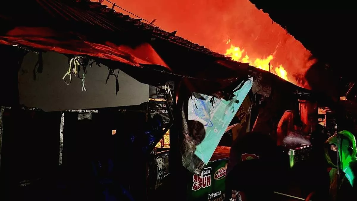 Api Mengamuk di Pasar Lemahabang Cirebon, Ratusan Kios Pedagang Hangus Terbakar Kebakaran Pasar Lemahabang Cirebon, Pedagang Nekat Terobos Api Selamatkan Dagangan