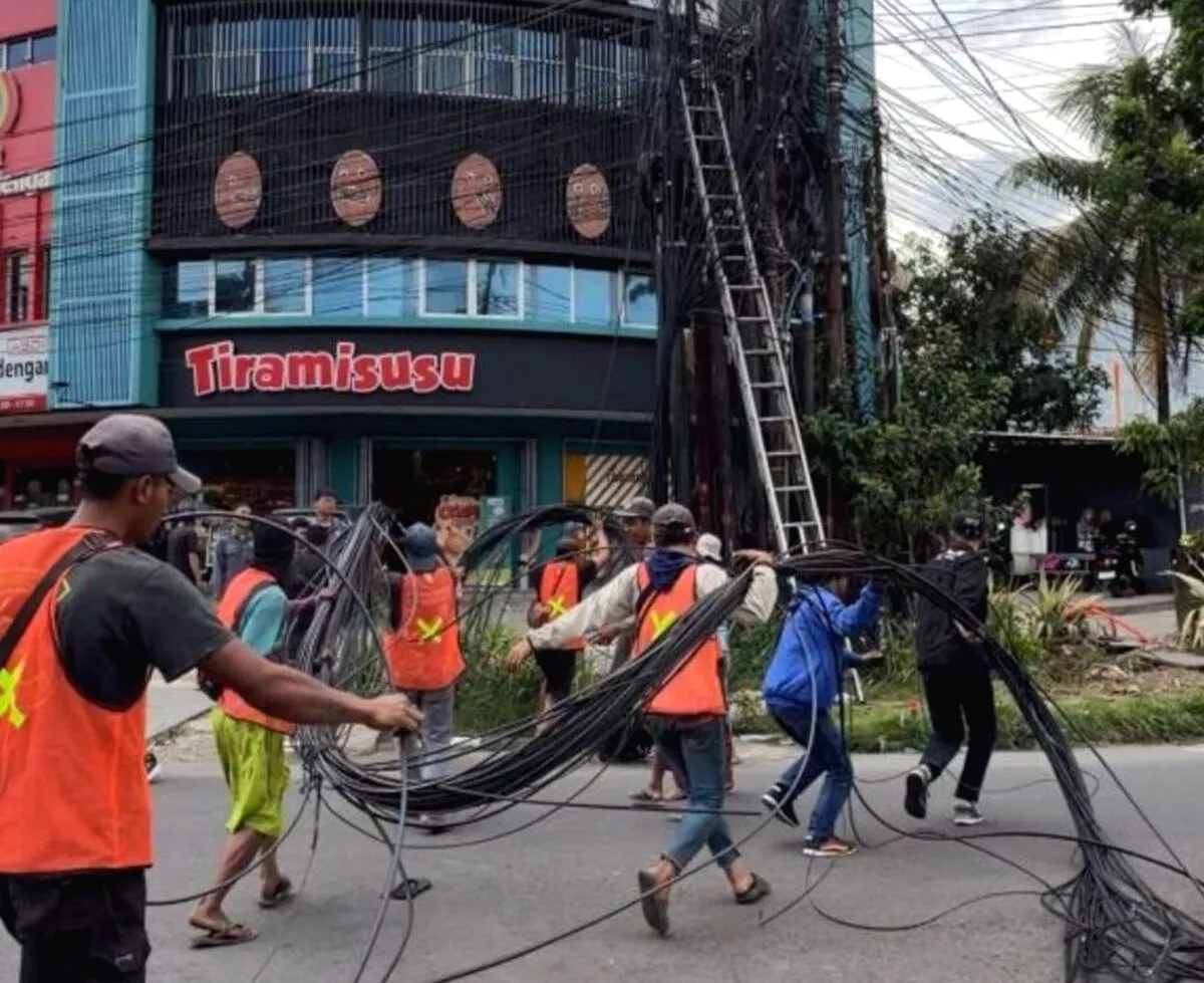 Buah Batu Bandung Bersih Kabel, APJATEL Lanjutkan Penataan ke Jalan Muhammad Toha dan Cibaduyut Penataan Kabel di Buah Batu Rampung, Lebih dari 200 Tiang Dicabut