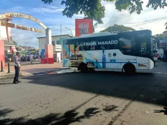 Aksi Penghadangan Bus Trans Manado, Sopir Mikrolet Diamankan Polisi di Zero Point Polisi Tindak Tegas Sopir Mikrolet yang Mengadang Bus Trans Manado di Pusat Kota