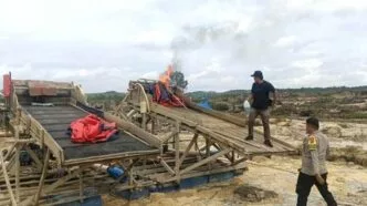 Polisi membakar rakit dompeng yang ditinggalkan pelaku PETI di lokasi penambangan emas ilegal, Kuansing.