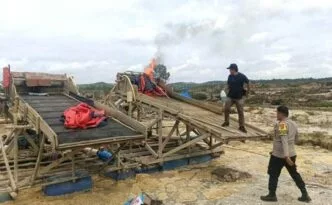 Polisi membakar rakit dompeng yang ditinggalkan pelaku PETI di lokasi penambangan emas ilegal, Kuansing.