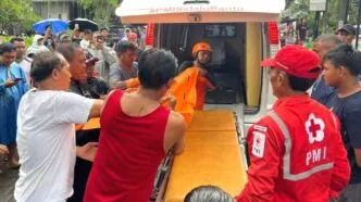 Proses evakuasi jasad korban banjir Bali