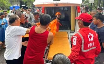 Proses evakuasi jasad korban banjir Bali