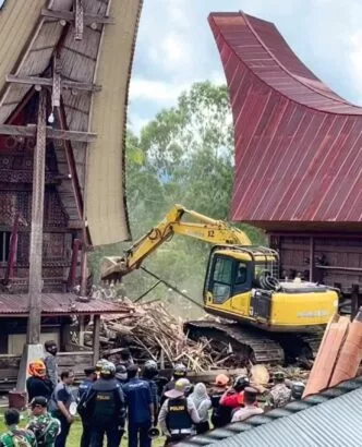 Diduga Salah Objek, Eksekusi Pengadilan Malah Hancurkan Tongkonan Sakral Berusia 300 Tahun Rumah Adat Tertua di Toraja Dirubuhkan, Kuasa Hukum Ungkap Kejanggalan Eksekusi