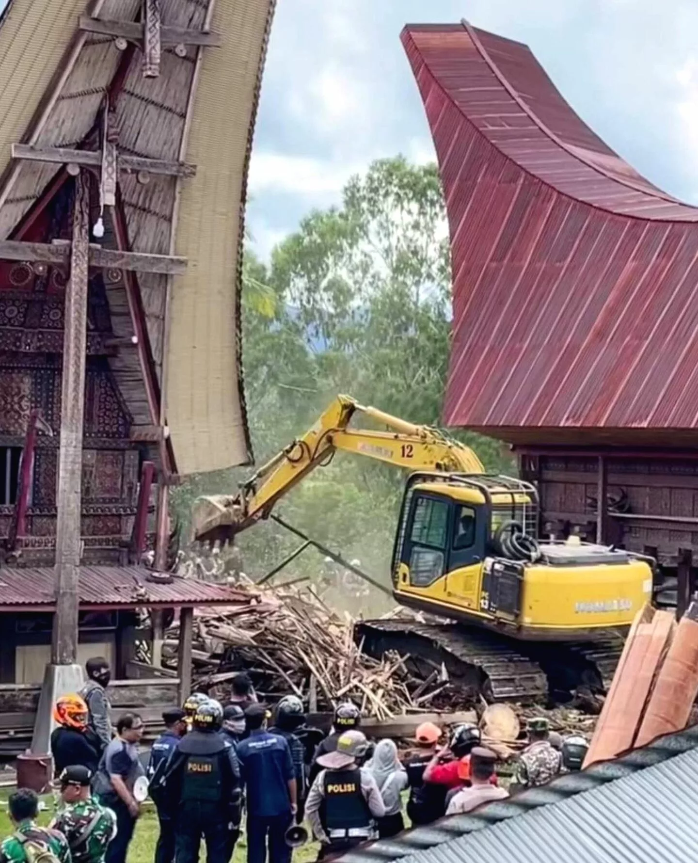 Diduga Salah Objek, Eksekusi Pengadilan Malah Hancurkan Tongkonan Sakral Berusia 300 Tahun Rumah Adat Tertua di Toraja Dirubuhkan, Kuasa Hukum Ungkap Kejanggalan Eksekusi