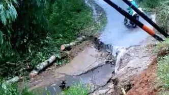 Rute Vital Desa Nanggerang Putus Total, Petugas dan Warga Bangun Akses Darurat