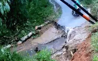 Rute Vital Desa Nanggerang Putus Total, Petugas dan Warga Bangun Akses Darurat