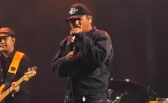 Sal Priadi Buka Soundrenaline 2025 dengan Gala Bunga Matahari, Ajak Penonton Berdoa untuk Korban Bencana