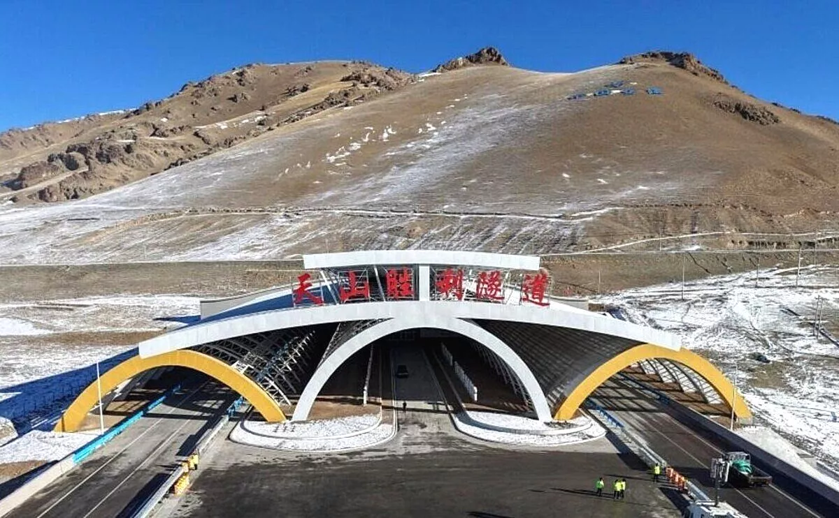 Terowongan Tianshan Shengli di Xinjiang Resmi Dibuka, Jadi Terowongan Jalan Tol Terpanjang Dunia 22 Km Terowongan Tianshan Shengli 22 Km Resmi Beroperasi, Jadi Jalur Tol Terpanjang Dunia di Xinjiang