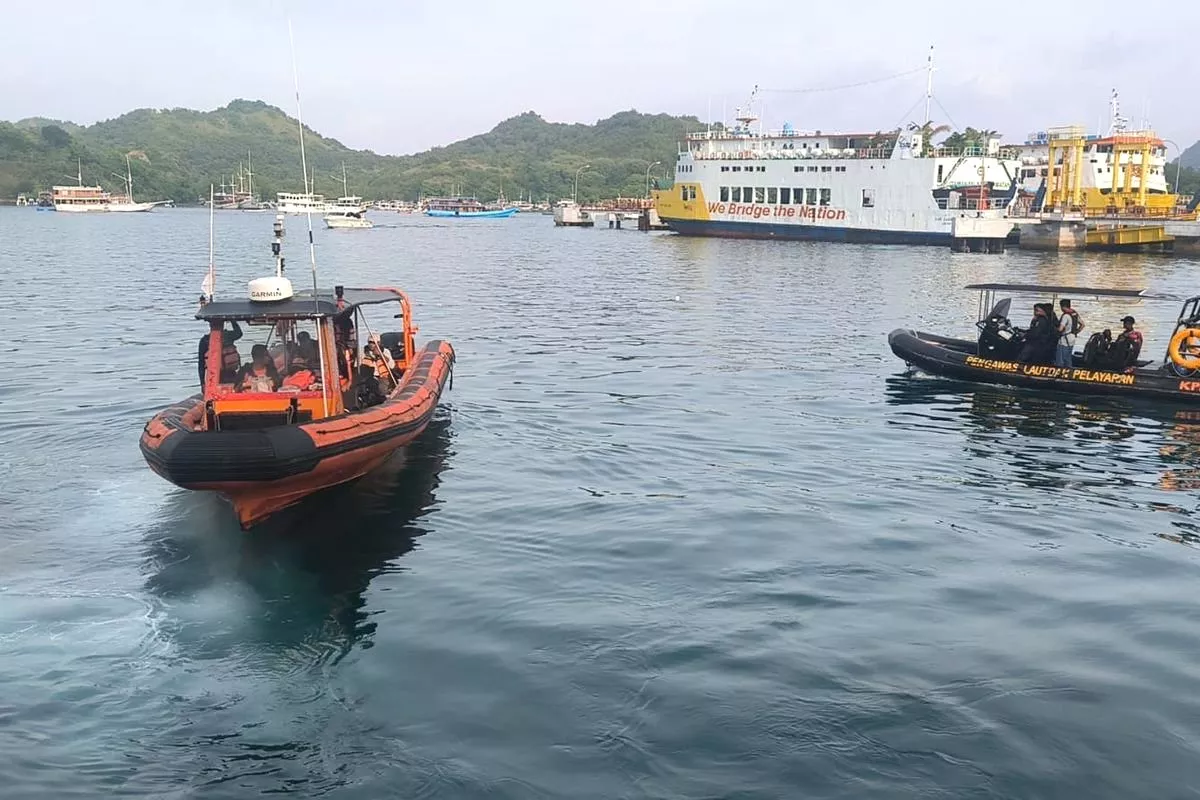 Kronologi Kapal Pinisi KM Putri Sakinah Tenggelam di Selat Pulau Padar Taman Nasional Komodo, 7 Penumpang Selamat, 4 Orang Hilang Tim SAR bergerak ke perairan Pulau Padar, TN Komodo, untuk mencari 4 WNA yang hilang
