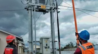 Upaya pemulihan listrik terus dilakukan, petugas PLN memeriksa tiang listrik di area yang terdampak banjir