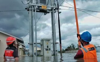 Upaya pemulihan listrik terus dilakukan, petugas PLN memeriksa tiang listrik di area yang terdampak banjir