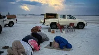 Arab saudi turun salju