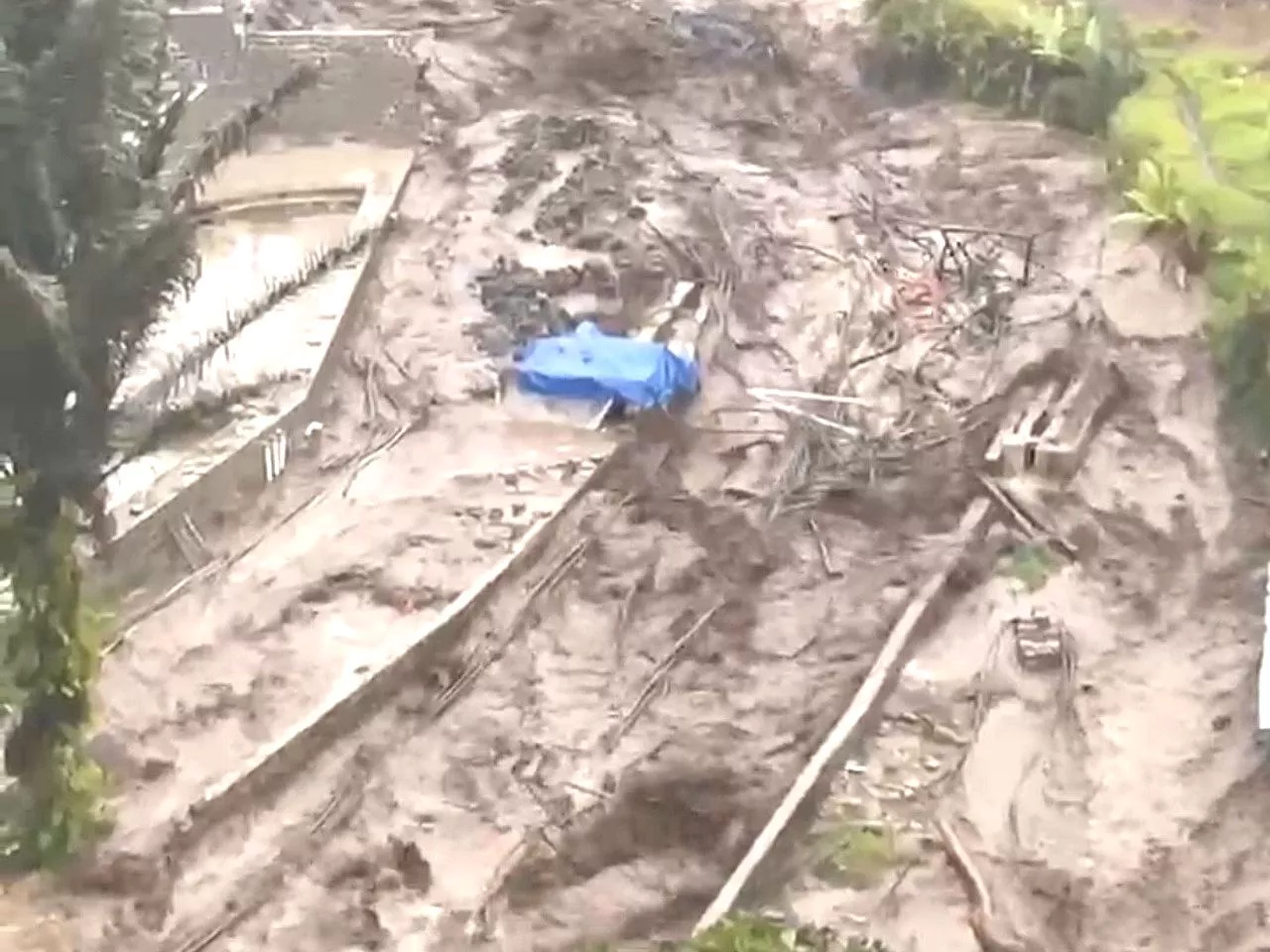 Banjir bandang guci rusak fasilitas wisata