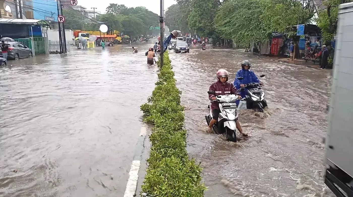 Banjir Melanda 39 Titik di Kota Malang, Motor Hanyut dan Warga Terjebak di Rumah Banjir di kota malang