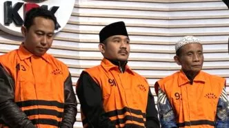 Bupati bekasi dan ayahnya ditetapkan sebagai tersangka