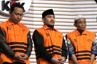 Bupati bekasi dan ayahnya ditetapkan sebagai tersangka