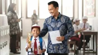 Gerakan ayah mengambil rapor sekolah