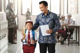 Gerakan ayah mengambil rapor sekolah