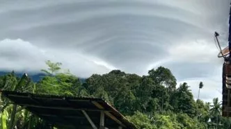 Heboh muncul awan lenticularis di gunung tanggamus lampung