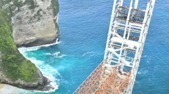 Investor gugat pembangunan lift kaca di pantai kelingking yang dihentikan