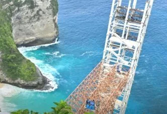 Investor gugat pembangunan lift kaca di pantai kelingking yang dihentikan